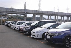 ヤードにはバラエティ豊かな出品車（ヤード横には長崎新幹線の高架）