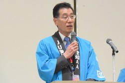 セリ前のセレモニーであいさつを述べる兼松理事長