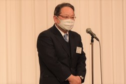 来賓代表で挨拶を述べる荒井商事・荒井会長