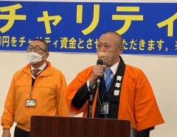 あいさつに立つ東山部会長