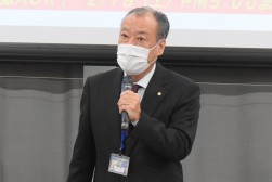 セリ前にあいさつを述べる小野田理事長