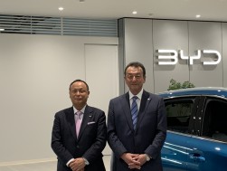 アクセル岡本社長（左）とBYD Auto Japan東福寺社長