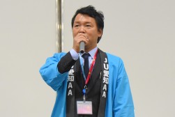 セリ前にあいさつを述べる小野青年部会長