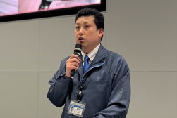 セリ前にあいさつを行う松田係長