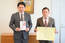 柴橋市長（左）とJU岐阜・森嵜岐阜支部長（右）