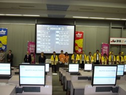 挨拶に立つ小野田泰祐流通委員長