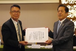 財藤会長・理事長が台湾２団体に「友好の証」を贈呈した