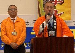 あいさつに立つ東山部会長