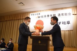 村井新青年部会長より長屋前青年部会長に花束が贈呈された