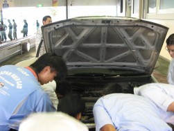 検査担当スタッフがチェックポイントを説明