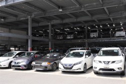 立体駐車場にも良質車が多数並ぶ