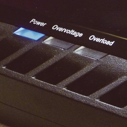 ブルーに光るパワーインジケータ他、各種プロテクションインジケータを装備