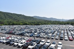 トヨタ系ディーラー販売店を中心に３０００台を超える車両が集まった