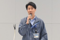 セリ前にあいさつを述べる丸尾会場長代行　　