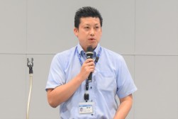 セリ前にあいさつを述べる松田係長