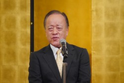 JU中販連クレジット商組年間最優秀会員表彰を受けたベルネットの井上寿男社長があいさつを述べた