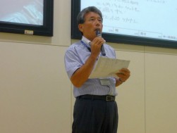 挨拶にたつ女川博孝会場長