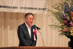懇親会では鹿児島県自動車販売店協会の中村博之会長が祝辞を述べた