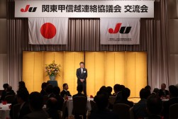 交流会であいさつに立つ海津会長