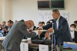 協会役員永年表彰（１０年）の澤田氏