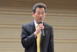 来賓あいさつを行うJU中販連・海津会長