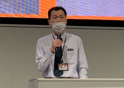 イベントを紹介する倉田会場長