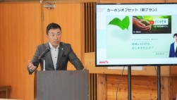 締結式で早川社長が登壇