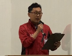 あいさつに立つ木村室長