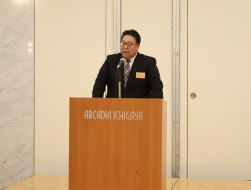 総会冒頭であいさつに立つ倉石誠司会長