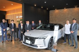 ＤＳ　Ｓｔｏｒｅ岡山スタッフとシティライトグループの丸山社長（写真右から２人目）