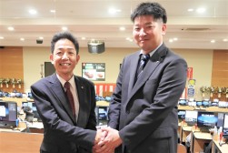 新旧青年部会長が固い握手（左から山根氏と井本隆之氏）