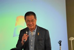 小松理事長があいさつを述べた