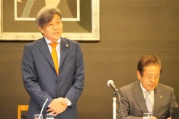 東金融委員長があいさつを述べた