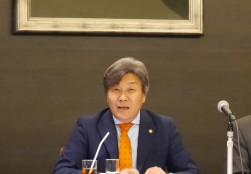 会議の最後には東金融委員長から総括