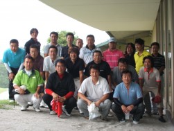 前日のゴルフコンペ参加者一同で記念撮影。青年部会員同士、交流を深めた