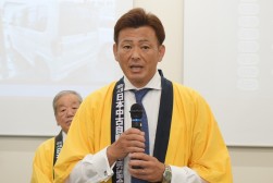 セリ前のセレモニーで挨拶をのべる井黒青年部会長