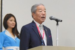 来賓を代表してあいさつを行うＪＵ中部・松本富男会長