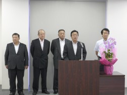 挨拶に立つ二村理事長と役員一同