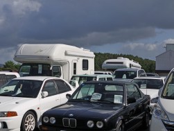 当日はキャンピングカー(エルフ)など希少車も多数出品された