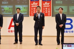 来場会員に謝辞を述べる海津理事長