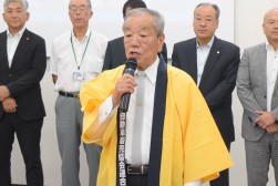 セリ前のセレモニーであいさつを述べる松本理事長