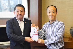 左からトヨタユーゼック矢谷取締役と広瀬市長