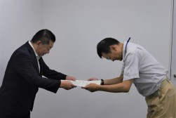 尼子局長（写真右）から矢谷取締役に感謝状手渡した