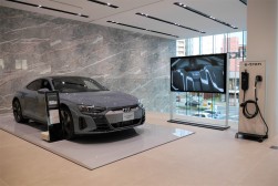 「e-tron」の展示スペース
