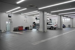 冷暖房完備で快適なサービス工場