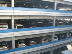 多層式ヤードは今回も各階に多数の出品車