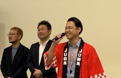 笑顔であいさつする神宮部会長