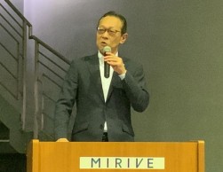 あいさつに立つ伊藤社長