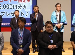 祝辞を述べる海津博会長