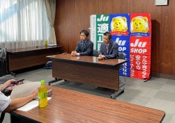 記者会見に臨んだ（写真左が森岡会長・理事長）